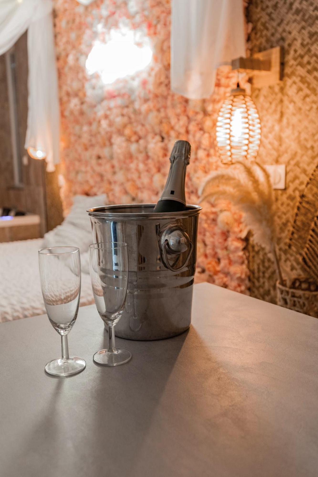 L'Experience Love Room Saint-Jean-Bonnefonds 外观 照片